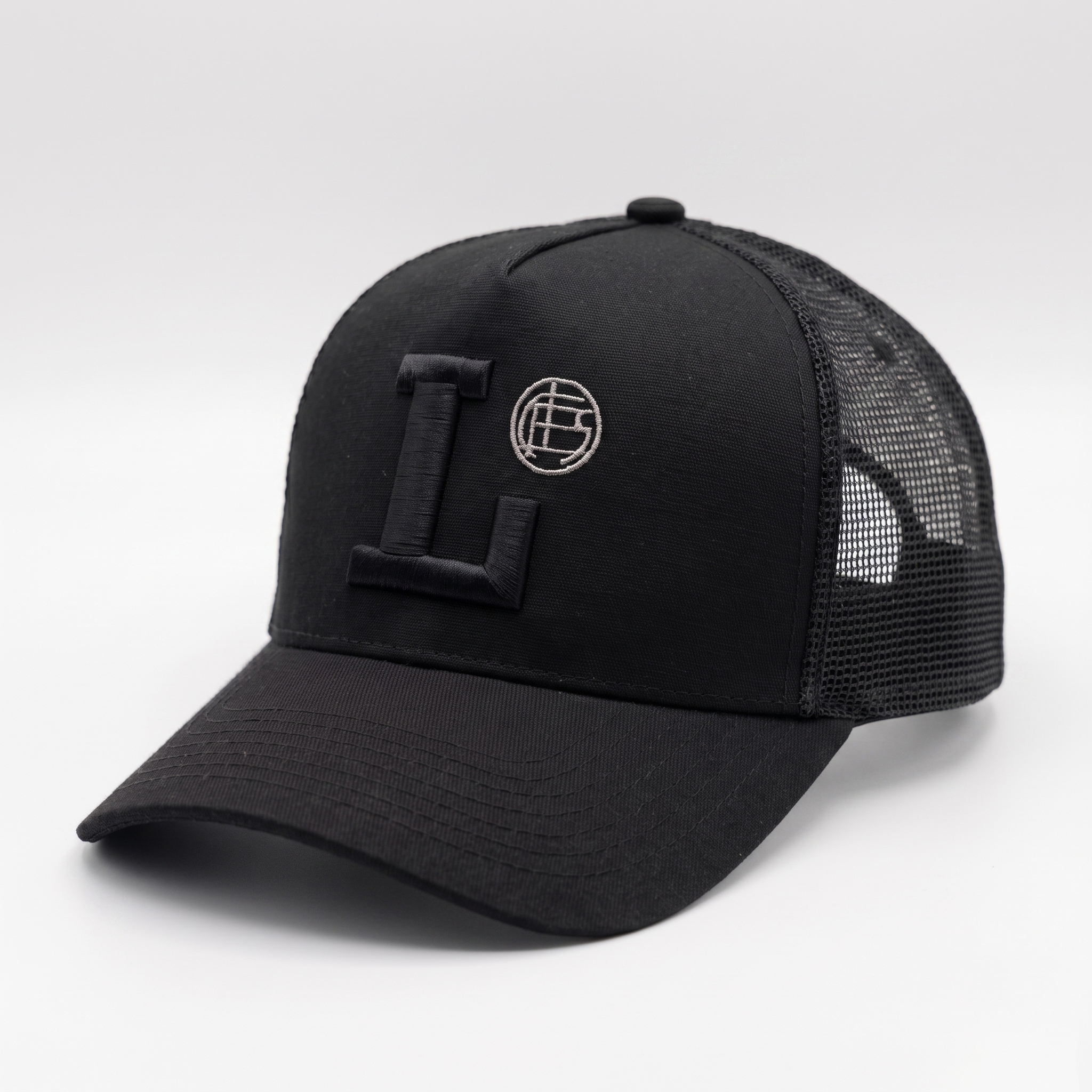 GORRA TRUCKER "L" BORDADA NEGRA